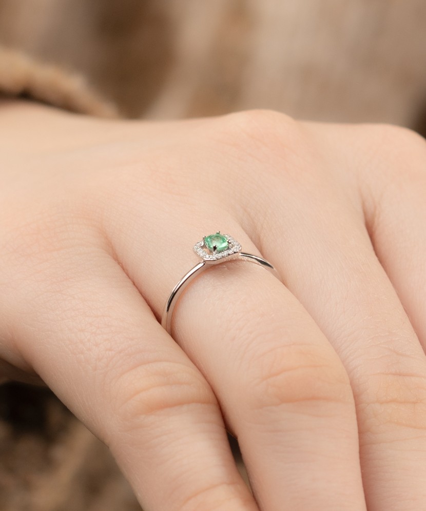 White gold ring with emerald and diamonds