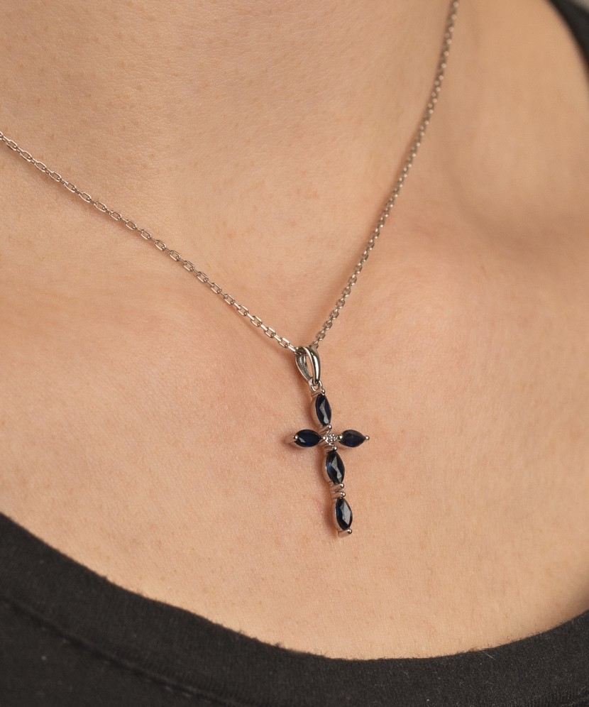 Подвеска из белого золота с бриллиантами и сапфирами "Крест" Подвеска из белого золота с бриллиантами и сапфирами "Крест"