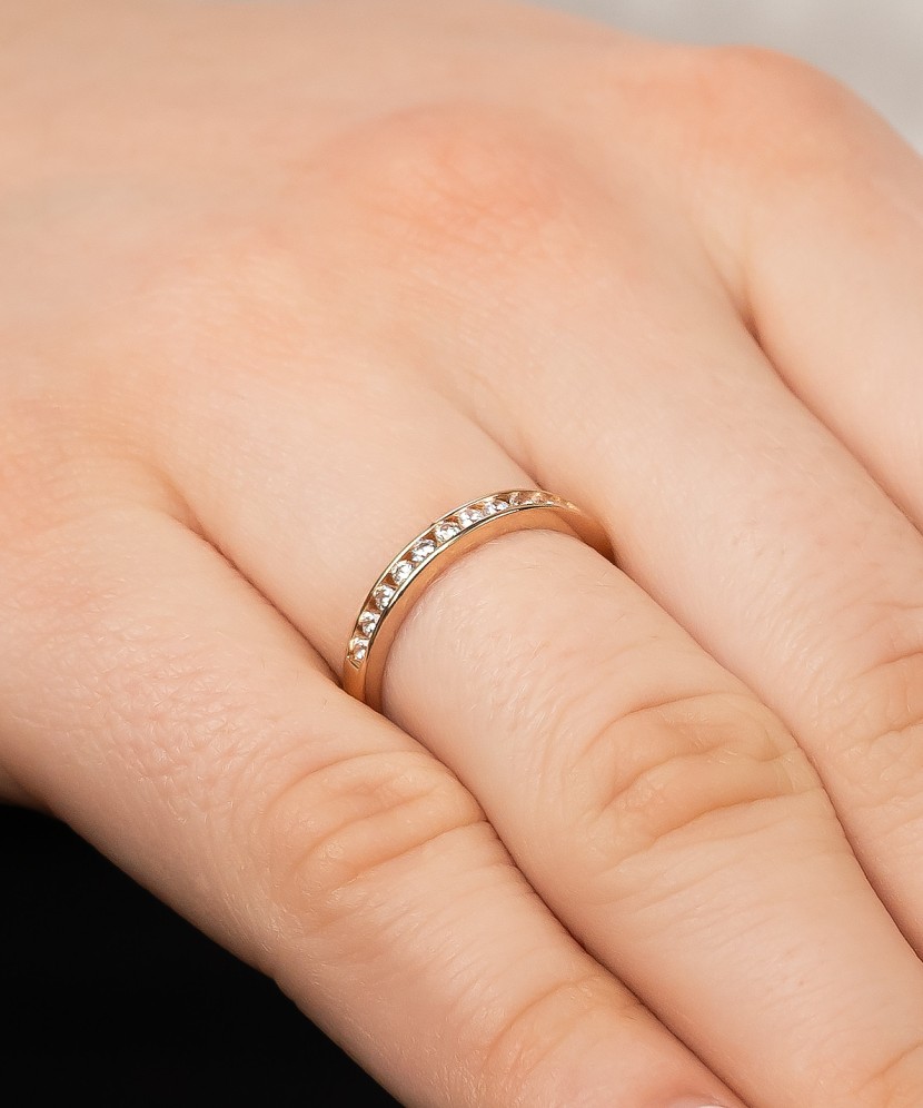 Gold ring with zircons