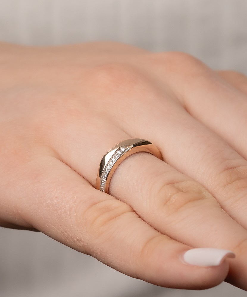 Gold ring with zircons