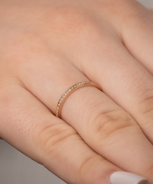 Gold ring with zircons