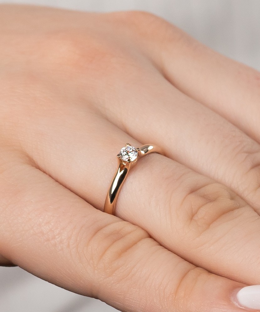 Gold ring with zirconium