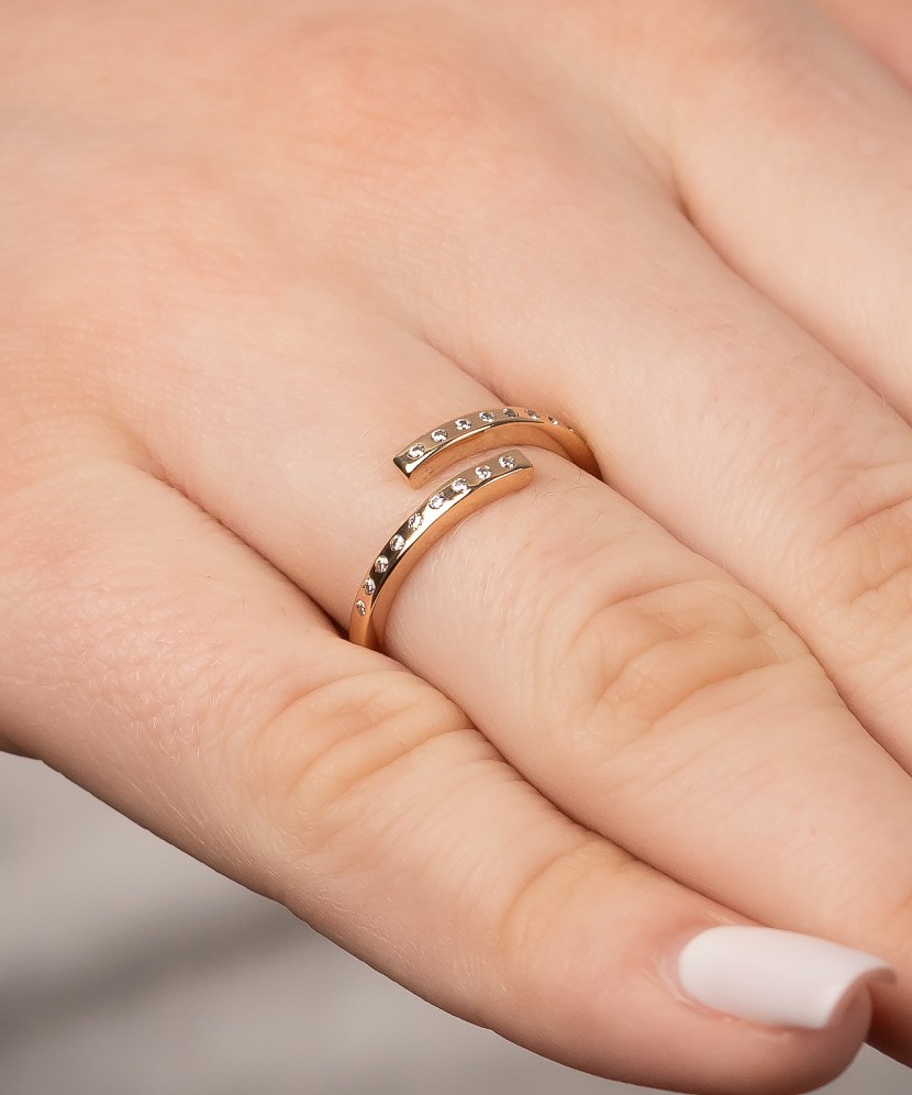 Gold ring with zircons