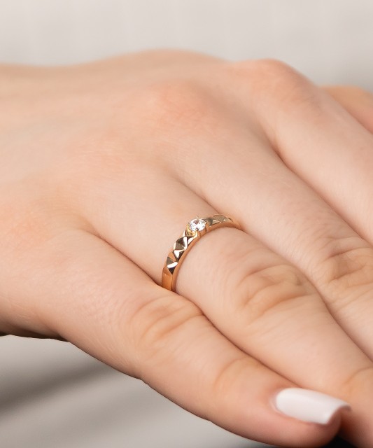Gold ring with zirconium