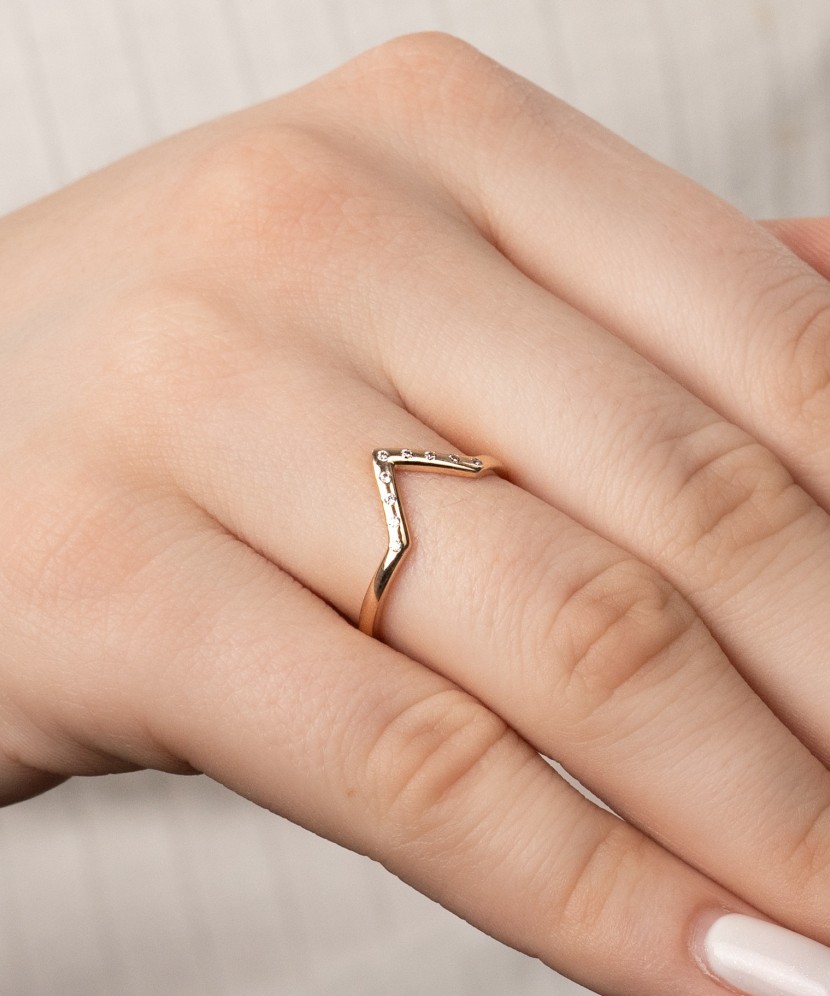 Gold ring with zircons