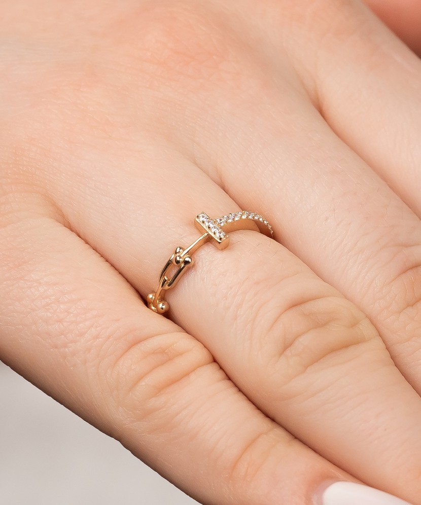 Gold ring with zircons