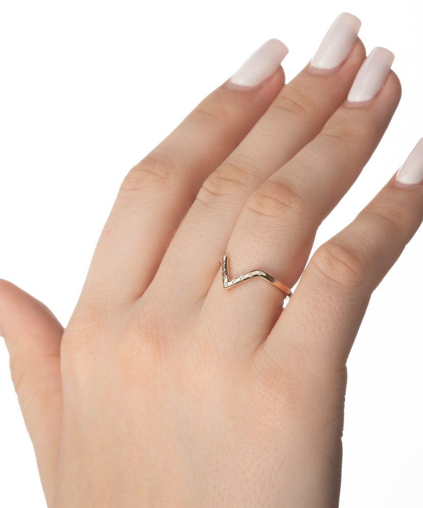 Gold ring with zircons