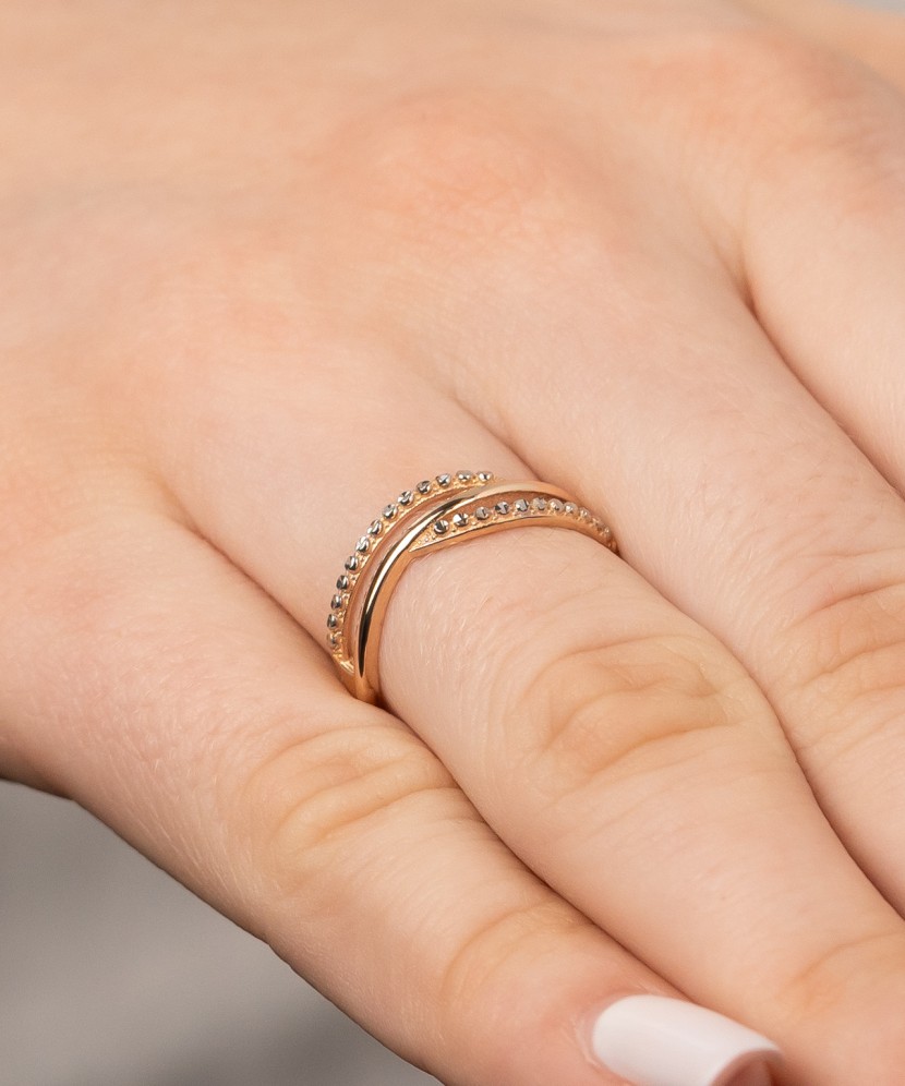 Gold ring with zircons