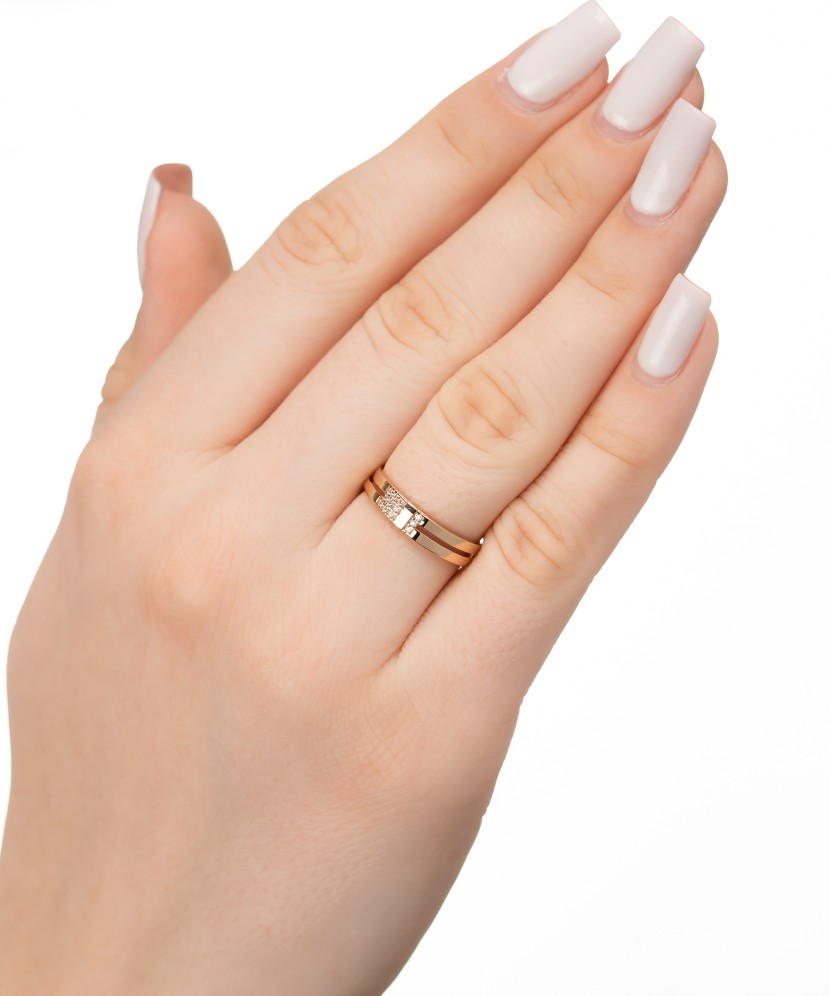 Gold ring with zircons