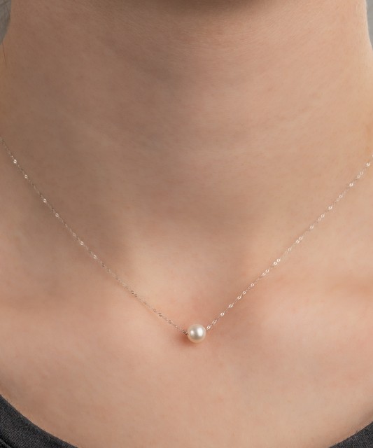 White gold chain with pearl pendant