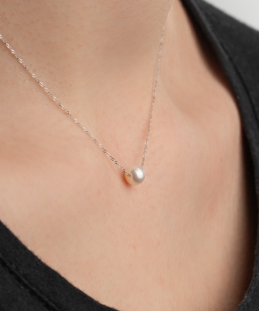 White gold chain with pearl pendant