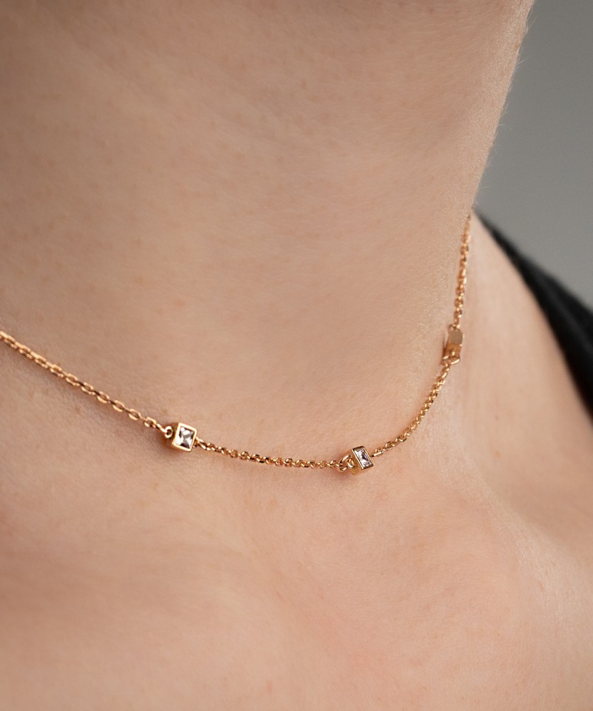 Gold chain with zirconium pendant