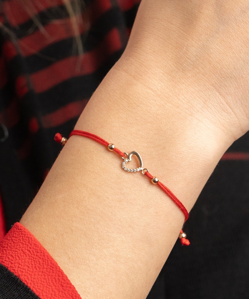 Red string bracelet with gold pendant "heart"