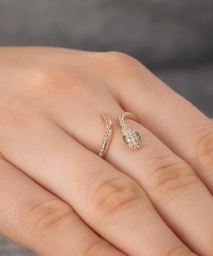 Gold ring with zircons