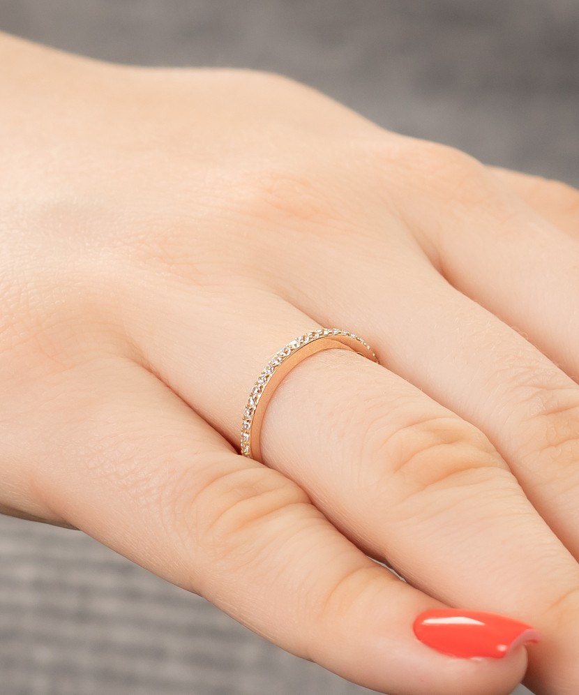 Gold ring with zircons