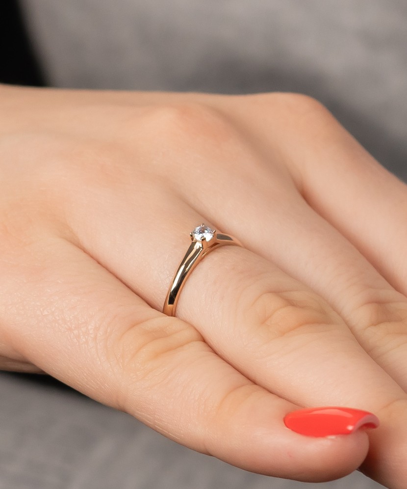 Gold ring with zirconium