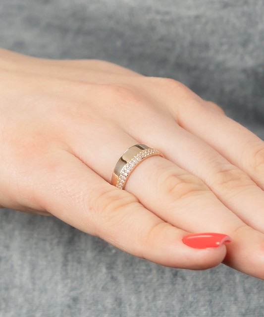 Gold ring with zircons
