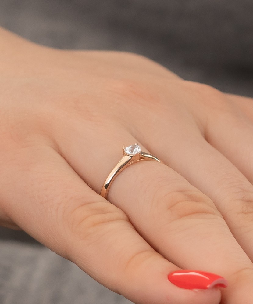 Gold ring with zirconium