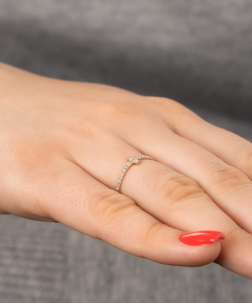 Gold ring with zircons