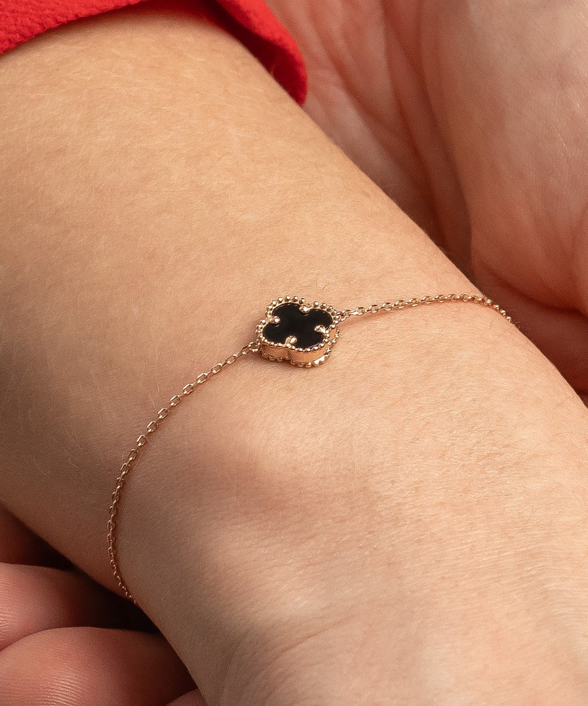 Gold bracelet with onyx