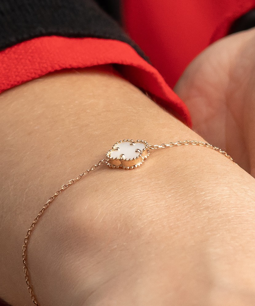 Gold bracelet with mother-of-pearl