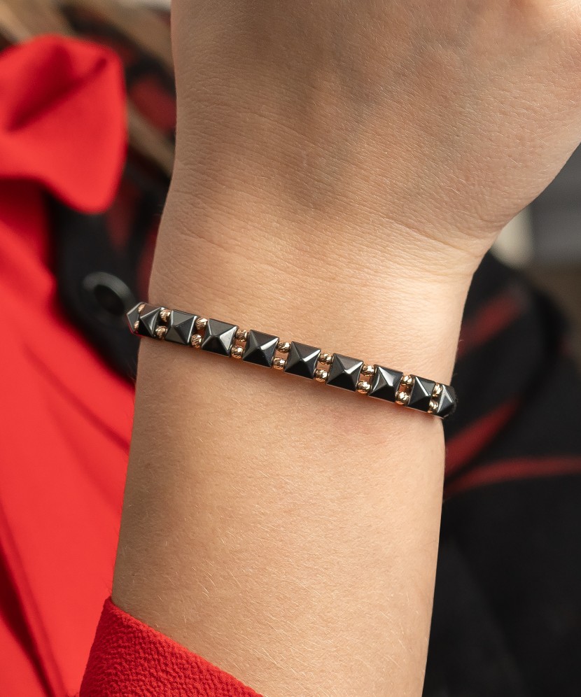 Браслет из черной нити с золотом и гематитами