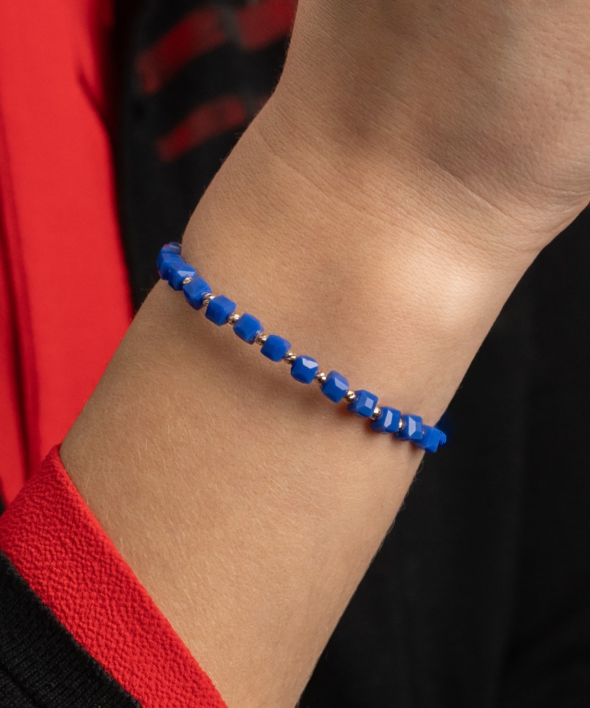 Blue stringbracelet with gold and onyxes