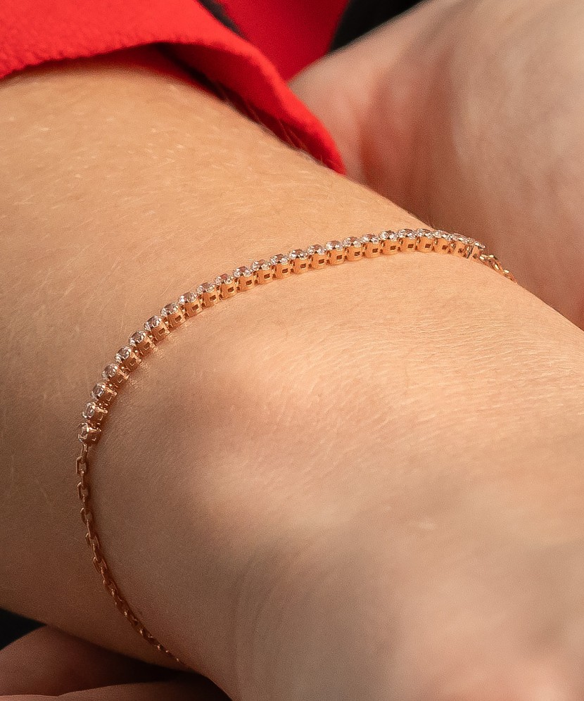 Gold bracelet with zircons