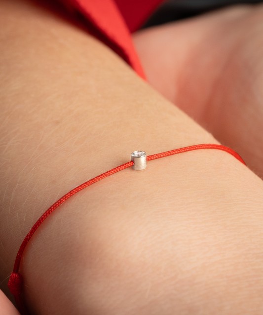Браслет из красной нити с подвеской из белого золота и бриллиантами 0.05ct