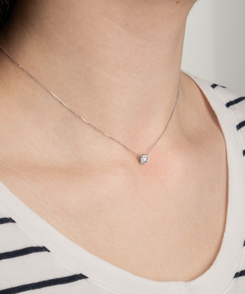 Золотая цепочка с бриллиантовым подвеской Золотая цепочка с бриллиантовым подвеской