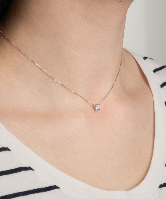 White Gold chain with diamond pendant