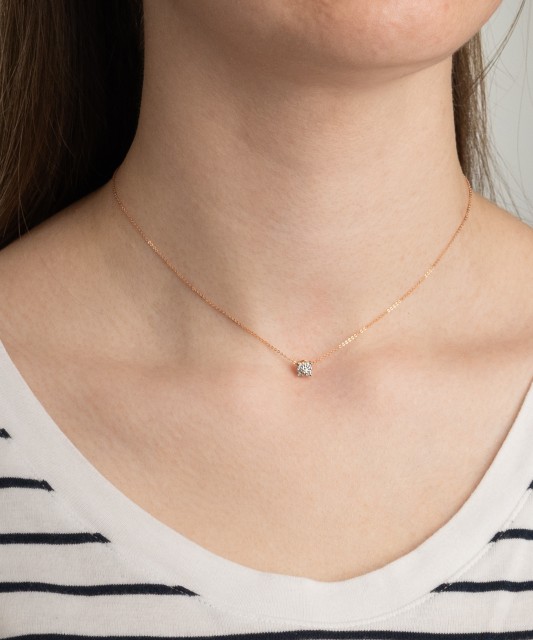 Gold chain with diamond pendant
