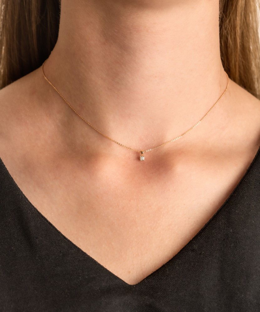 Цепочка из желтого золота с блестящей подвеской Цепочка из желтого золота с блестящей подвеской