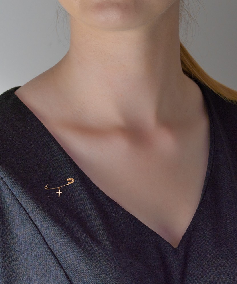 Gold brooch with zircons