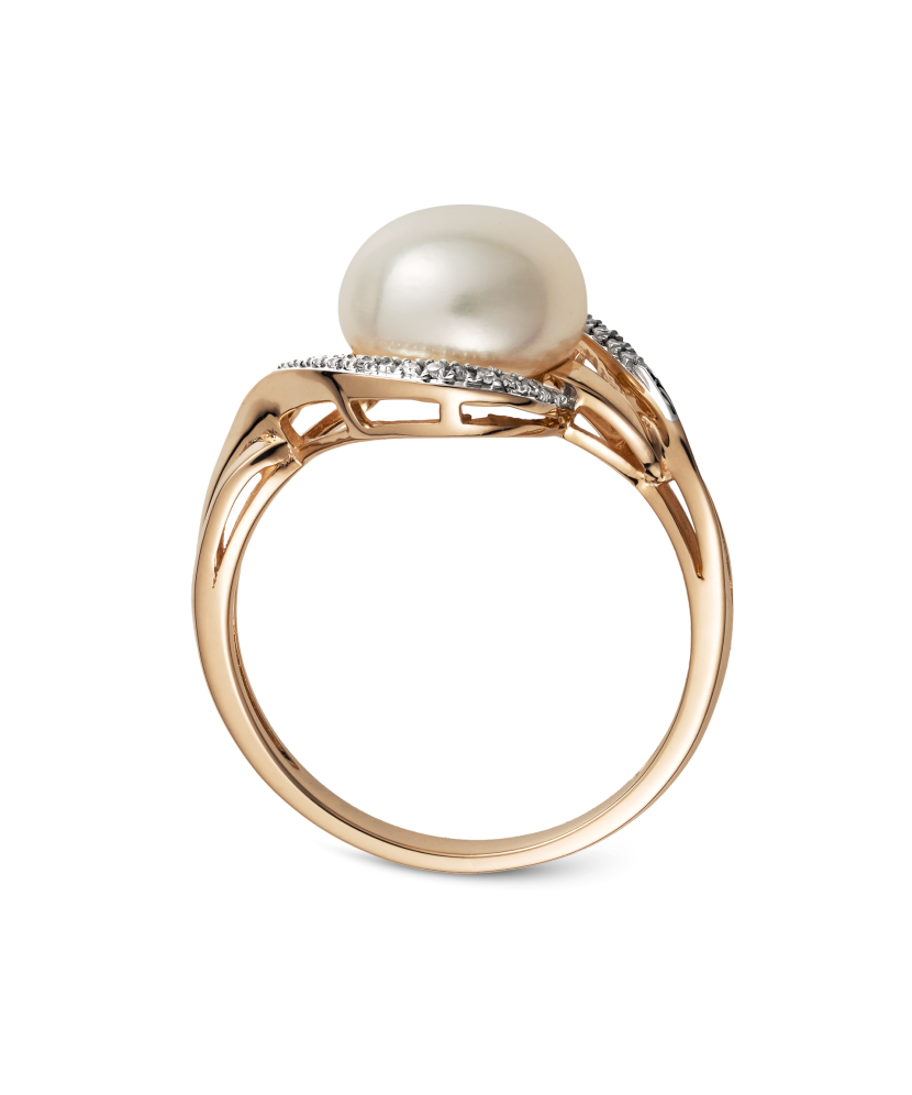 Gold ring with diamonds and pearls