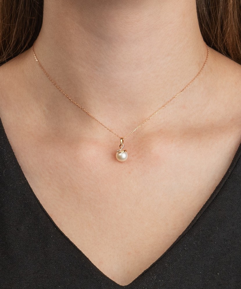Gold Chain With pearl and diamond pendant