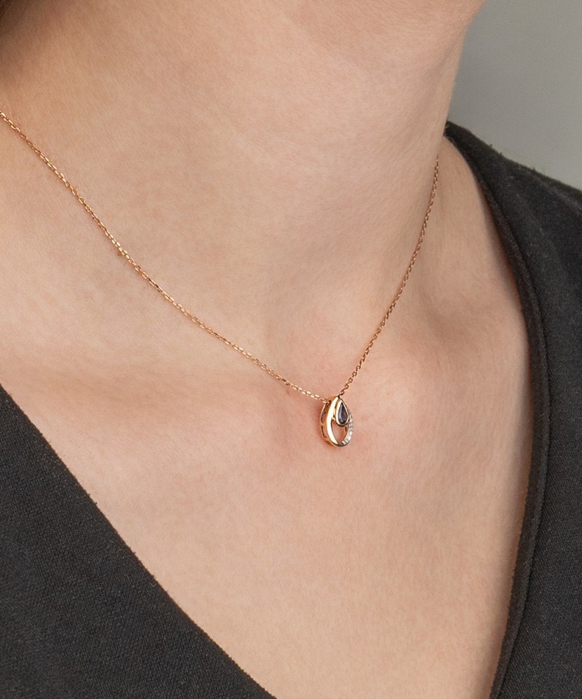 Gold pendant with sapphire and diamonds