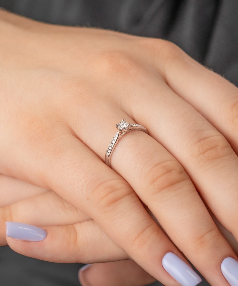 Кольцо из белого золота с алмазами