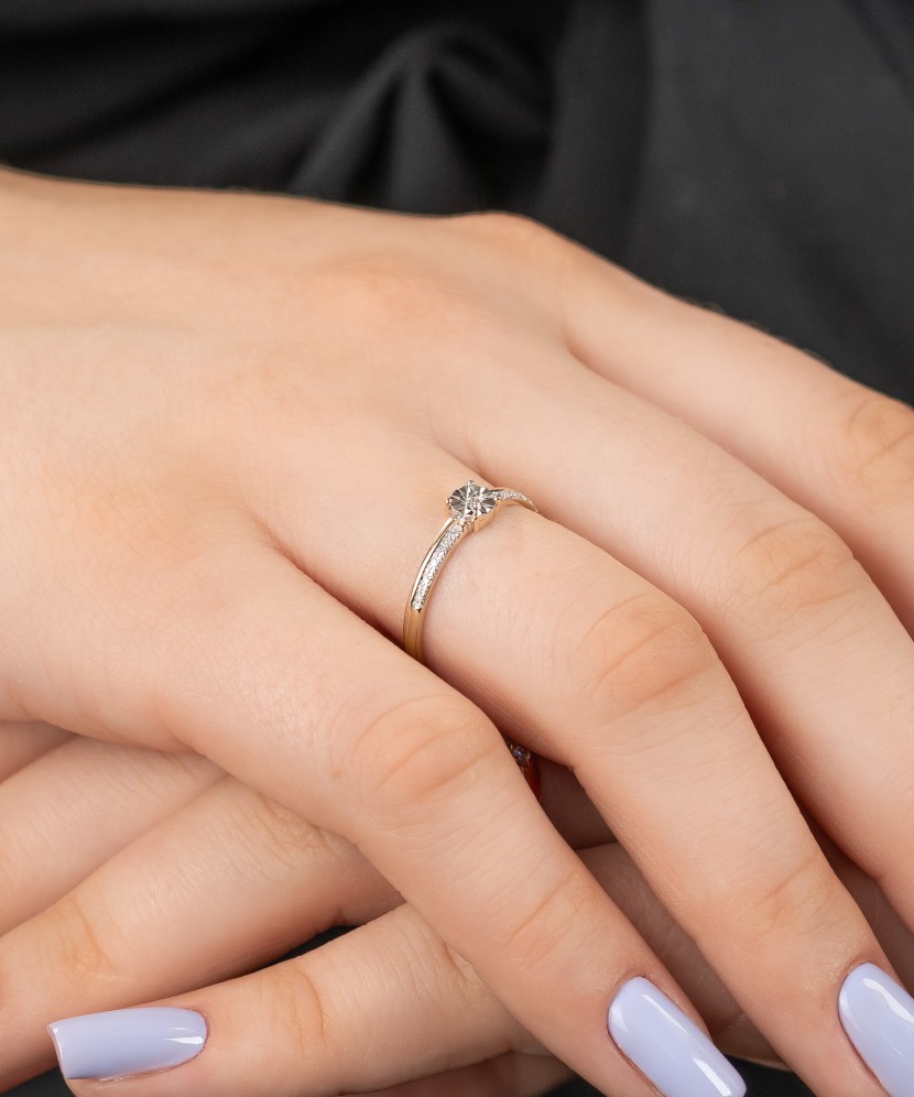 Gold ring with diamonds