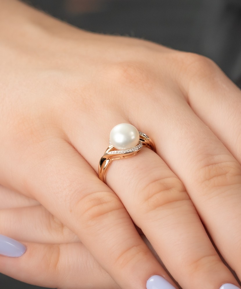 Gold ring with diamonds and pearls