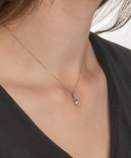 White Gold chain with diamond pendant