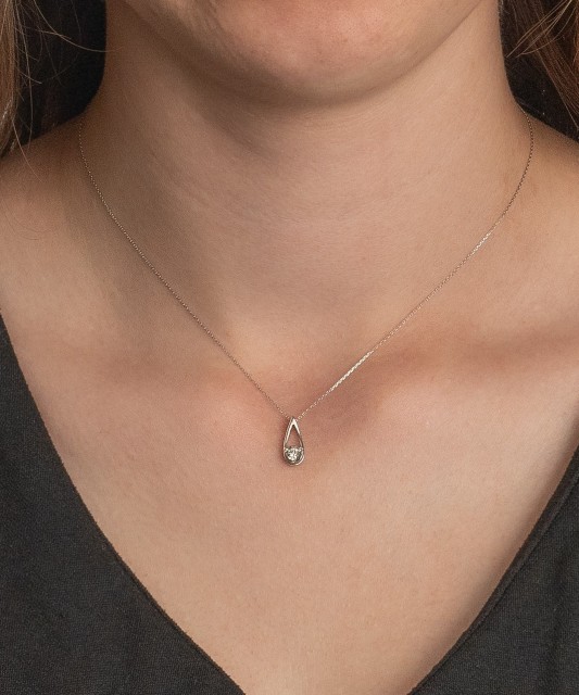 White Gold chain with diamond pendant