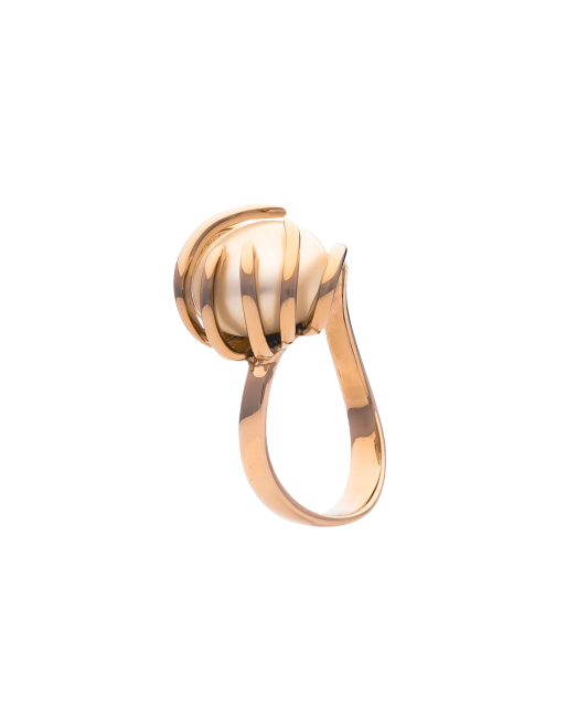 Gold ring with pearl
