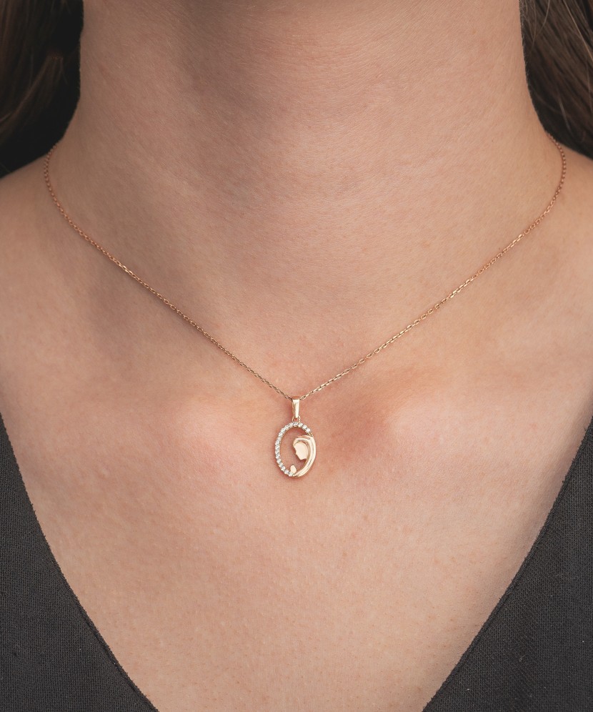 Gold pendant with zircons