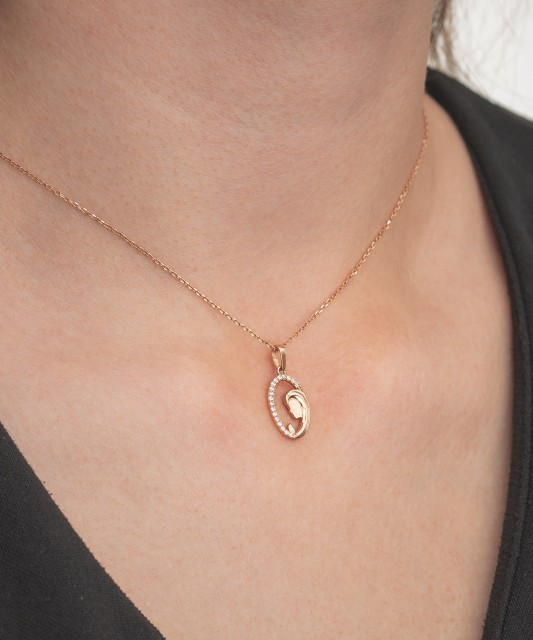 Gold pendant with zircons