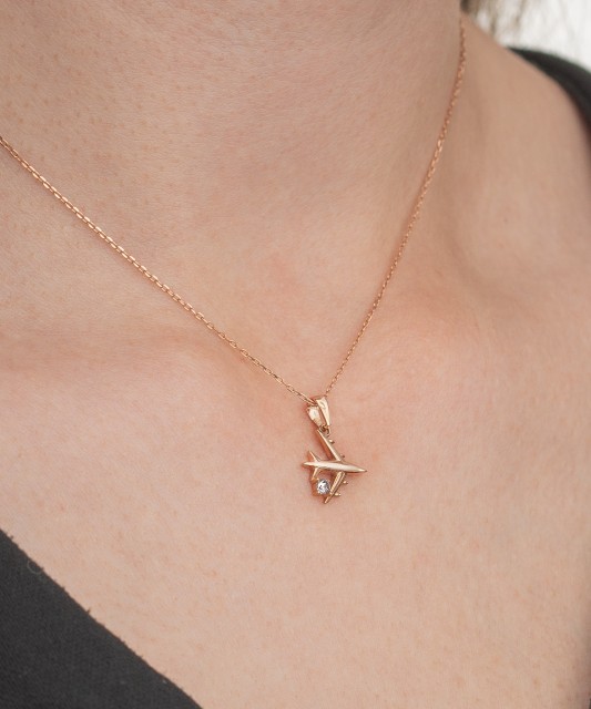 Gold pendant with zircons