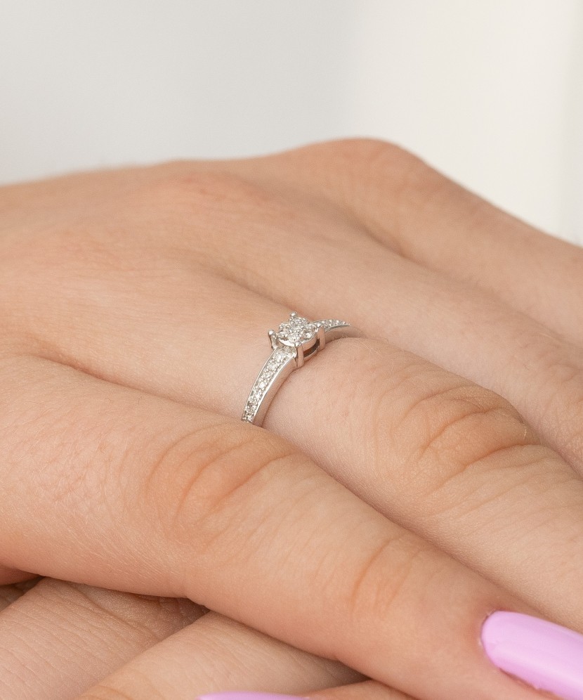 Кольцо из белого золота с алмазами