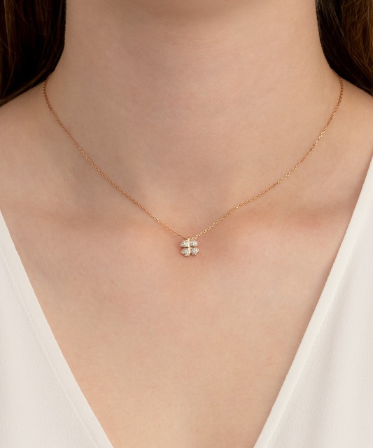 Gold pendant with diamonds