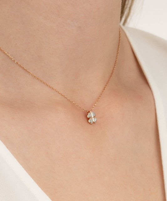 Gold pendant with diamonds