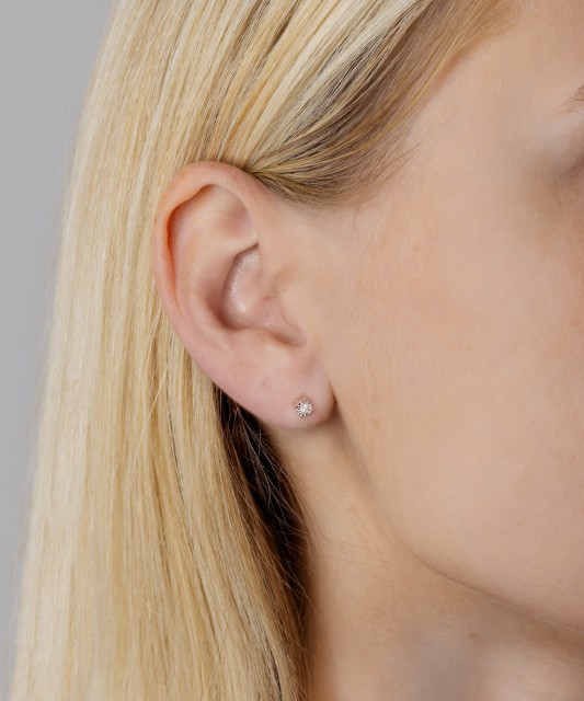 Gold earrings with diamonds
